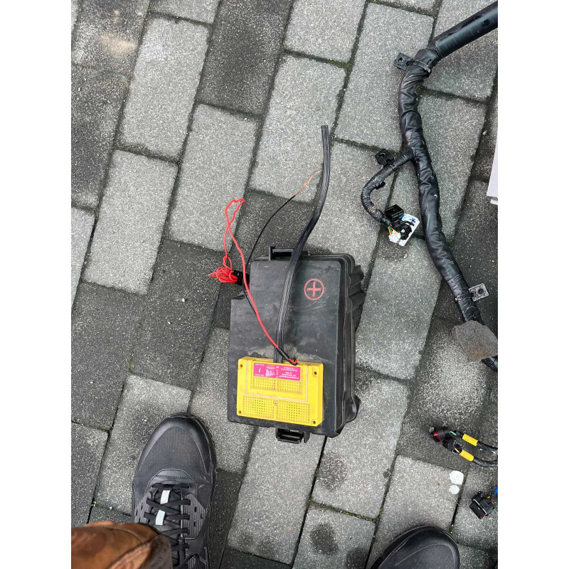 Кришка блока запобіжників Kia EV6