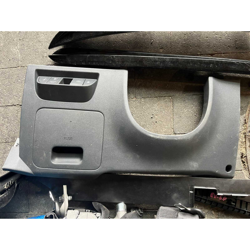 Накладка колін водія Kia EV6 84751-CV000
